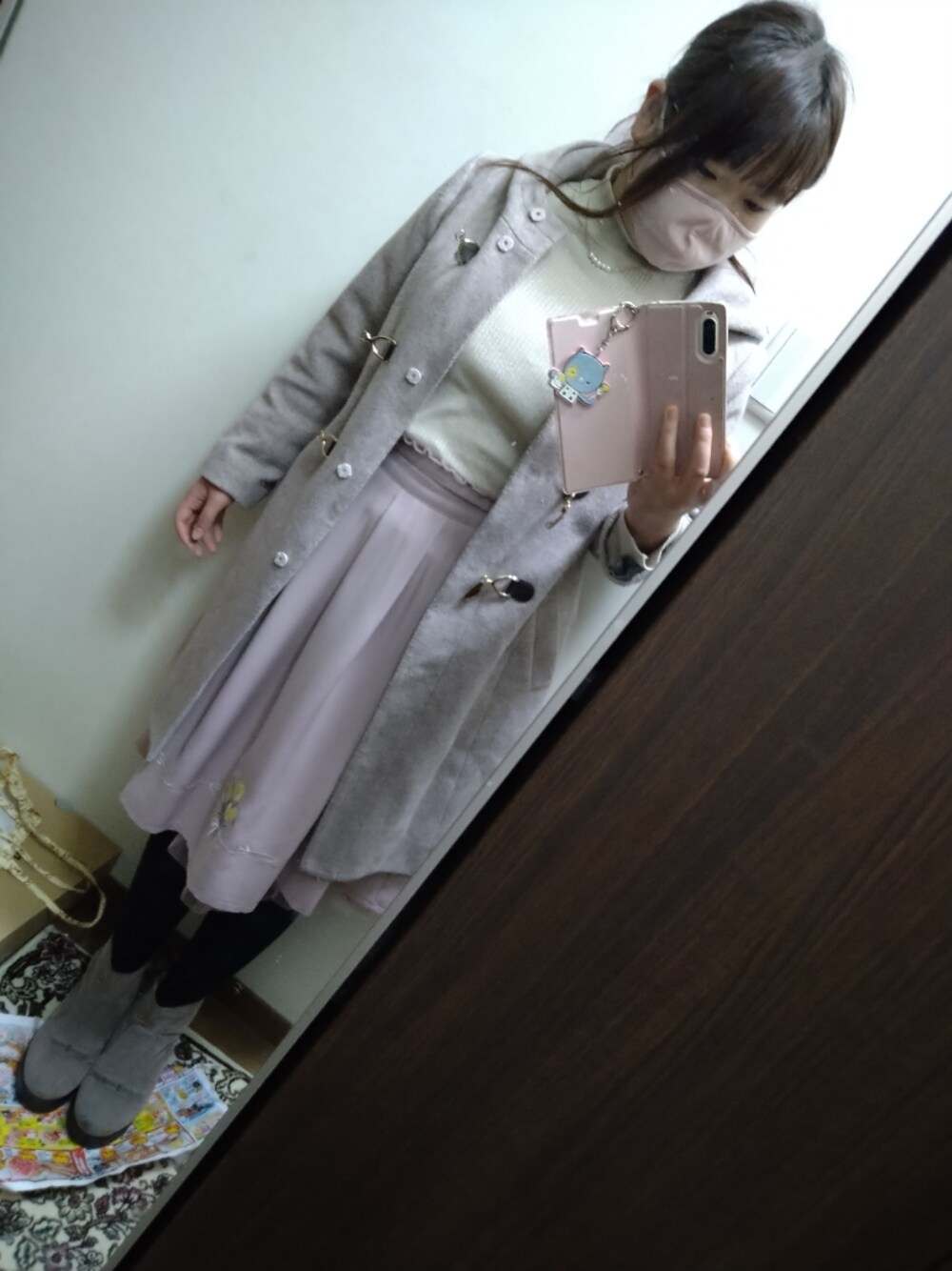 「オフィスコーデ、OL、MAJESTIC LEGON、axes femme、noela、ピンクスカート、チューリップ柄、OLコーデ」｜「axes femmeのブーケ刺繍タックスカート（スカート、ピンク系）」を使った、funamonさん（レディース・152cm）の冬コーディネートの1枚目の写真