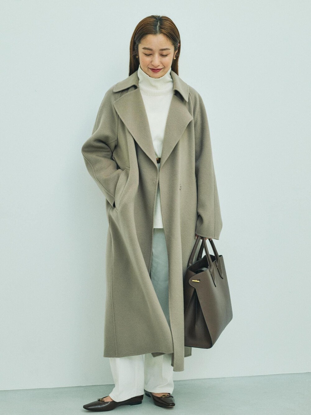 「17STYLING for COAT、初冬コーデ、冬コーデ、お仕事コーデ、大人カジュアル、パンツスタイル、体型カバー、ワントーンコーデ、モノトーンコーデ、ヘルシーコーデ、ROPÉ、ナチュラル、イエベ秋、混合、高身長」｜「ROPE'の【雑誌掲載】サイドメタルビッグトート（トートバッグ、イエロー系）」を使った、NANAさん（レディース・160cm）の秋コーディネートの1枚目の写真