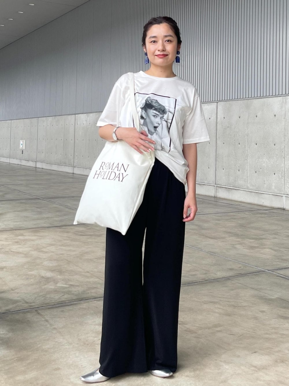 「audreyhepburncollectionbyjun、オードリー・ヘプバーン、オードリー・ヘプバーンコレクションバイジュン、ロゴ、Tシャツ、カットソー、クルーネック、プリント、ワイド、十分丈、シルバー、夏コーデ、大人カジュアル、パンツスタイル、体型カバー」｜「ROPE'のAudrey Pumps （オードリー パンプス）【メディア掲載】（パンプス、シルバー系）」を使った、NANAさん（レディース・160cm）の夏コーディネートの1枚目の写真