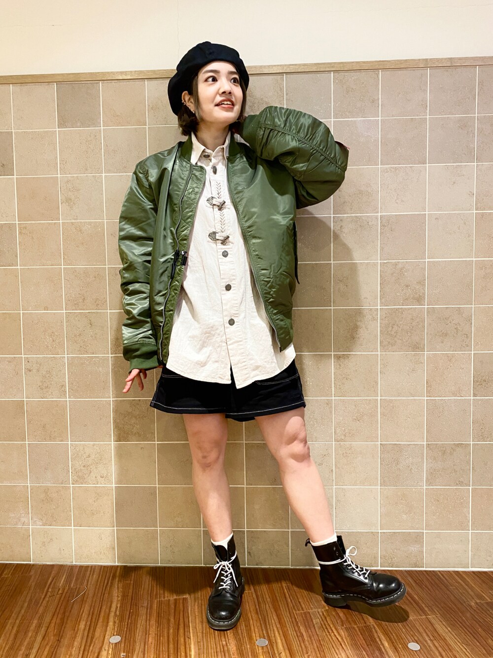 「春服みてみて、春服、シンプルコーデ、パンツスタイル、ベレー帽、ショーツ、Dr.Martens、alpha、いいね、save、フォローお願いします🤑」｜「DECHOのアイテム（ハンチング/ベレー帽、ブラック系）」を使った、Kaeさん（レディース・164cm）の春コーディネートの1枚目の写真