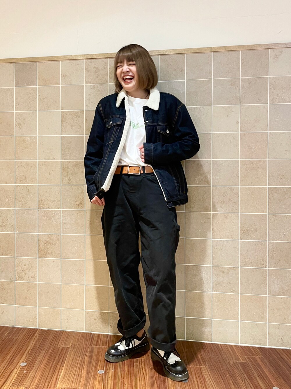 「冬コーデ、デニムジャケット、ボア、ペインターパンツ、LEE、Dr.Martens、いいね、save、フォローお願いします🤑」｜「LeeのLee/リー ダンガリーズ ペインターパンツ ワークパンツ イージーパンツ（その他パンツ、ブラック系）」を使った、Kaeさん（レディース・163cm）の秋コーディネートの1枚目の写真