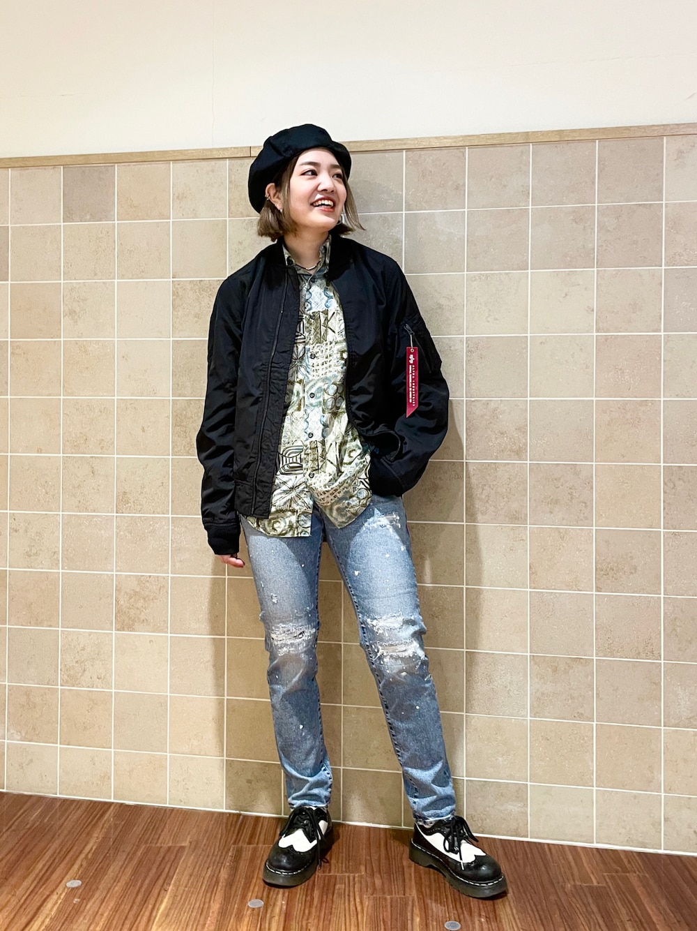 「春コーデ、デニム、パンツコーデ、メンズライク、L-2B、alpha、Dr.Martens、柄シャツ、いいね、save、フォローお願いします🤑」｜「DECHOのアイテム（ハンチング/ベレー帽、ブラック系）」を使った、Kaeさん（レディース・163cm）の冬コーディネートの1枚目の写真