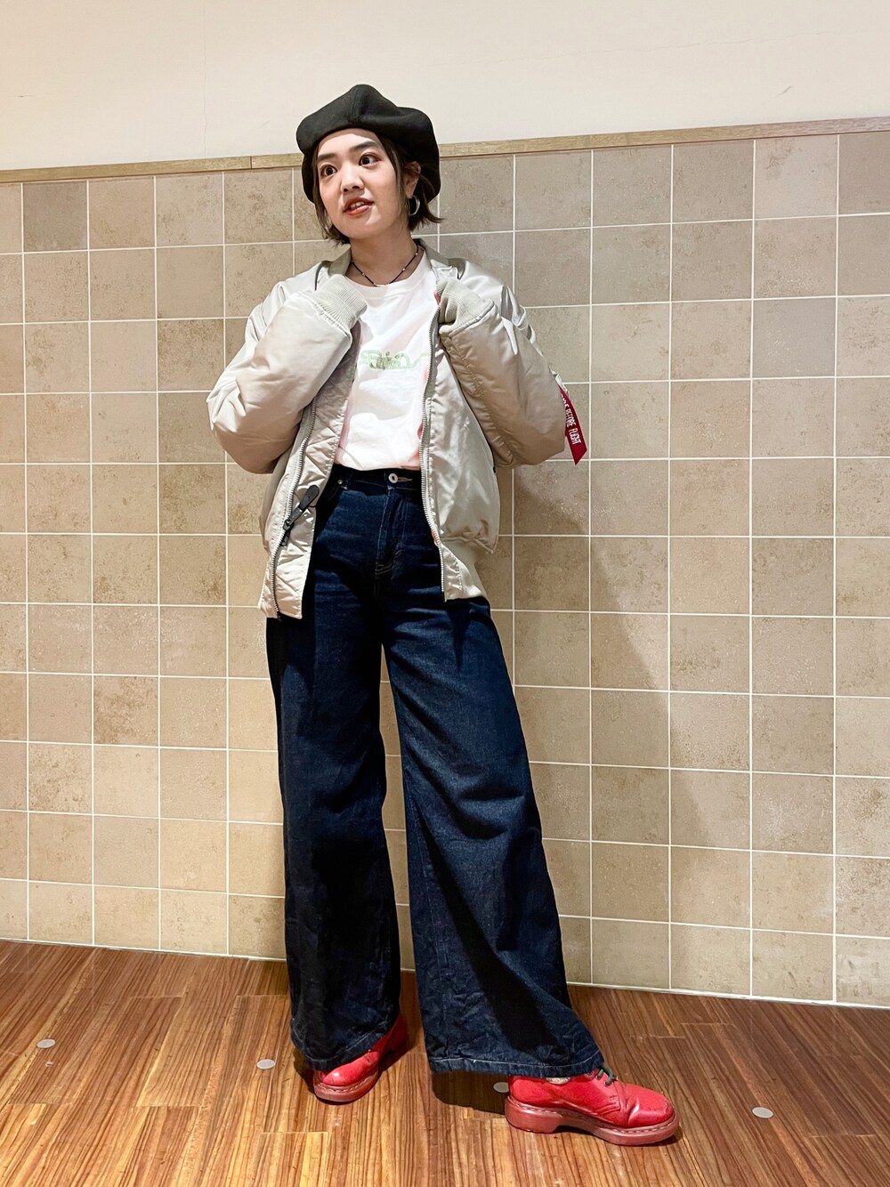 「パンツスタイル、デニムパンツ、冬、MA-1、ワイドデニム、ベレー帽、Dr.Martens、alpha、いいね、save、フォローお願いします🤑」｜「Dr. Martensのアイテム（ブーツ、レッド系）」を使った、Kaeさん（レディース・163cm）の冬コーディネートの1枚目の写真