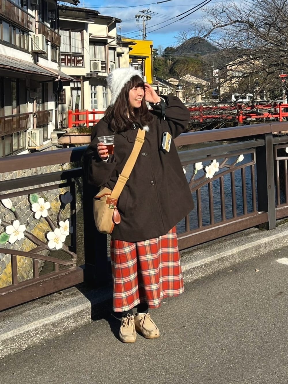 「チョコ色に染まれ、低身長、低身長コーデ、チェック、赤チェック、猫耳、ファー帽子、ミドルコート、城崎温泉、ジャンパースカート」｜「flanerのLoose soutien collar middle coat / ルーズステンカラーミドルコート（ステンカラーコート、ブラウン系）」を使った、りんごさん（レディース・152cm）の冬コーディネートの1枚目の写真