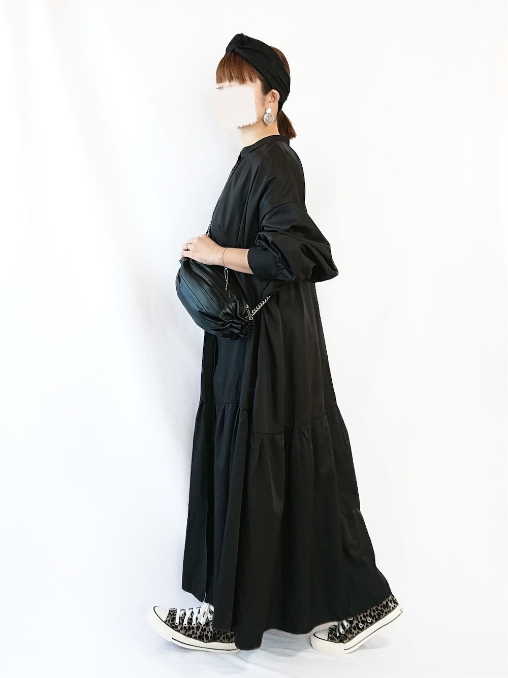 「ブラック、ブラックコーデ、ロングワンピース、スニーカー、レオパード、レザーバッグ、ヘアバンド、ママコーデ、ママファッション、低身長、大人コーデ、30代、骨格ウェーブ、converse、marimekko」｜「CORNERS by KRのCORNERS by KR 2wayボリュームスリーブシャツワンピース（シャツワンピース、ブラック系）」を使った、chimochiiさん（レディース・152cm）の秋コーディネートの1枚目の写真