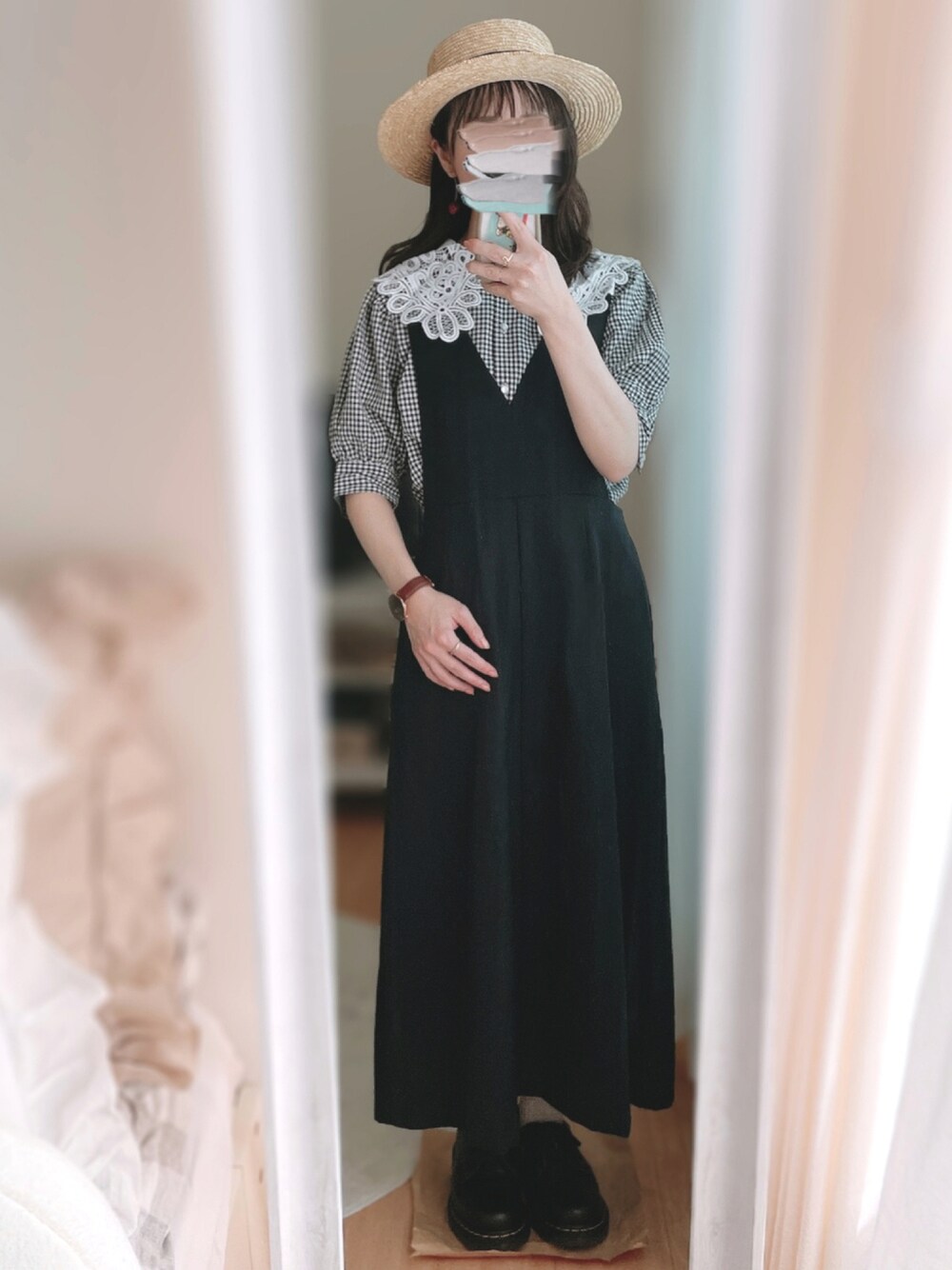 ブラック系のワンピース/ドレス、ホワイト系のシャツ/ブラウス、ブラック系のその他シューズを着用したレディースの秋コーディネートの1枚目の写真