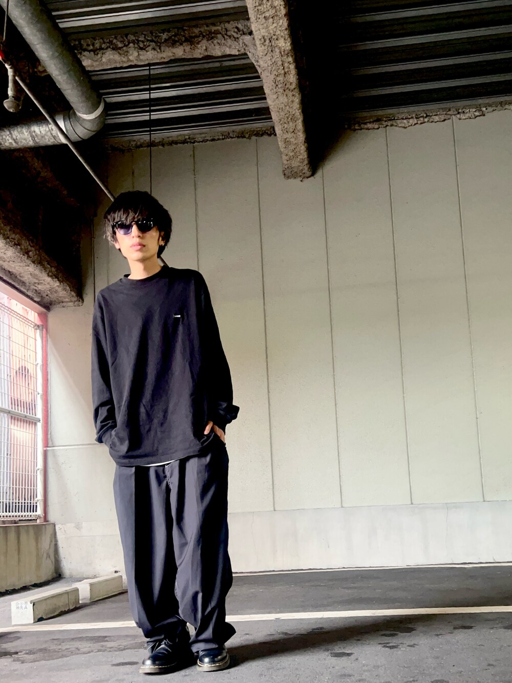 Supreme のアイテムを使った「全身黒」のメンズ人気ファッション