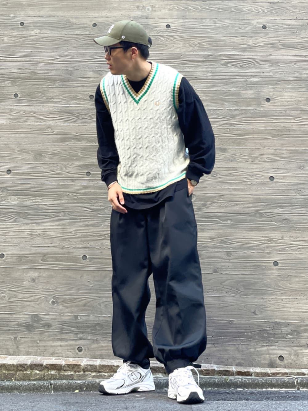 「キャップ、ストリート、スラックス、ベスト、休日スタイル、ニットベスト、白スニーカー、メガネ男子、FREAK’Ｓ STORE、だから秋服が好き」｜「NEW ERAの【NEW ERA】Casual Classic MLB [BSC]（キャップ、グリーン系）」を使った、あべじゅんやさん（メンズ・182cm）の秋コーディネートの1枚目の写真