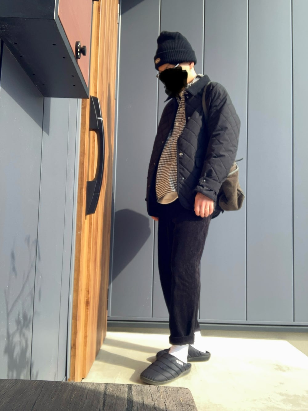 「休日スタイル、UNIQLO、コーデュロイ、キルティング、チェック、お出かけコーデ、春」｜「UNIQLOのアイテム（パンツ、ブラック系）」を使った、ヨッスーさん（メンズ・171cm）の冬コーディネートの1枚目の写真