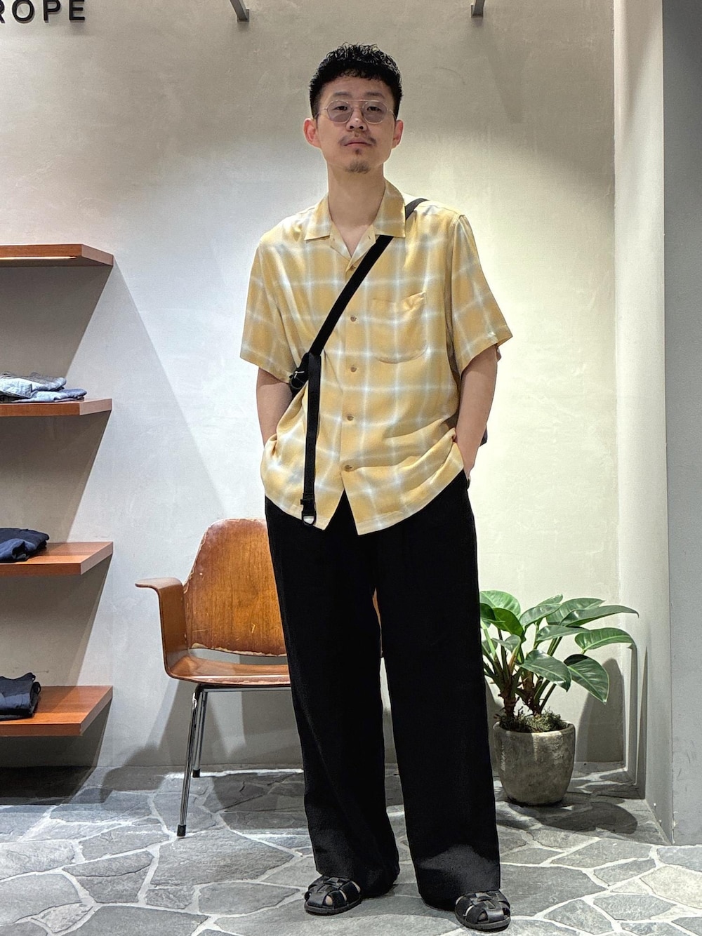 「オンブレチェック、チェックシャツ、BAICYCLON、バイシクロン、paraboot、パラブーツ、初夏コーデ、夏コーデ、デートコーデ、お出かけコーデ、旅行コーデ、大人カジュアル、シンプルコーデ、ADAM ET ROPÉ、トップス」｜「BAICYCLON by Bagjackの【BAICYCLON by bagjack/バイシクロン バイ バグジャック】SHOULDER BAG（ショルダーバッグ、ブラック系）」を使った、ふかのきさん（メンズ・172cm）の春コーディネートの1枚目の写真