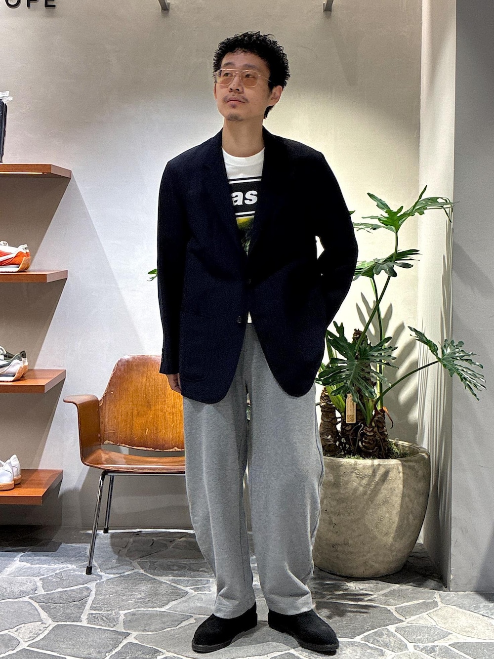 「25AW、25AW秋の新作、初秋コーデ、秋コーデ、デートコーデ、お出かけコーデ、旅行コーデ、大人カジュアル、コラボアイテム、ADAM ET ROPÉ、トップス、Tシャツ/カットソー、ジャケット/アウター、テーラードジャケット、パンツ」｜「ADAM ET ROPE'のレザースリッポン（スリッポン、ブラック系）」を使った、ふかのきさん（メンズ・172cm）の秋コーディネートの1枚目の写真
