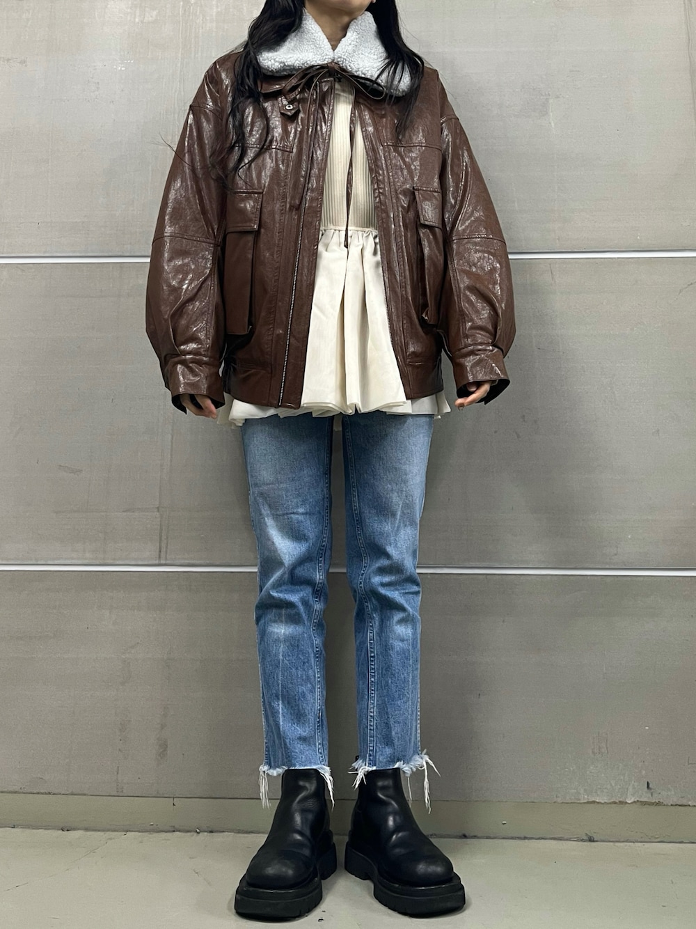「ブーツ、冬アウター、冬コーデ、きれいめカジュアル、休日スタイル、デニム」｜「poiregneeの2WAYボアカラージャケット（ブルゾン、ブラック系）」を使った、ariさん（レディース・158cm）の冬コーディネートの1枚目の写真