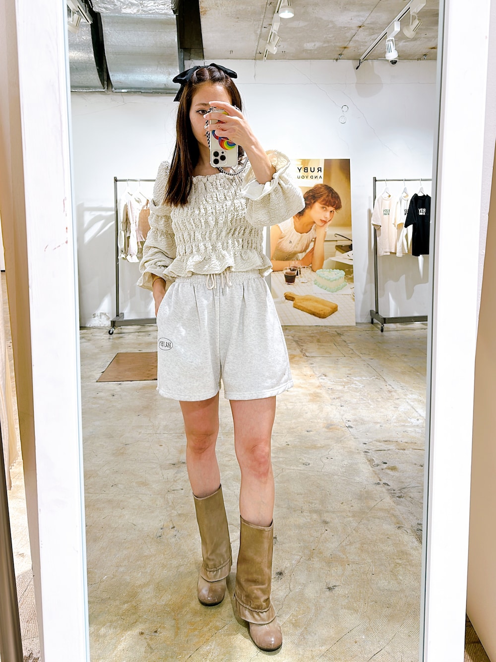 「RUBY AND YOU、カットソー、シャーリングトップス、ショートパンツ、ショートパンツスタイル、春コーデ、スエットショーツ、スエットパンツ」｜「RUBY AND YOUのスウェットショートパンツ（スウェットパンツ、グレー系）」を使った、ariさん（レディース・158cm）の夏コーディネートの1枚目の写真