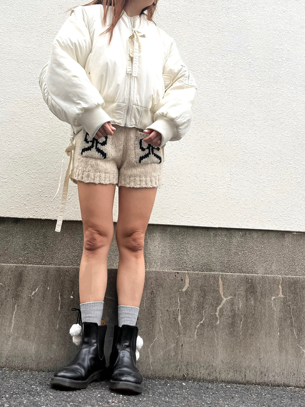 「RUBY AND YOU、poiregnee、ニットショートパンツ、MA-1、秋コーデ、ニット、ブーツ、冬アウター、ホワイトコーデ」｜「poiregneeの2WAYボリュームリボンMA-1（MA-1、ホワイト系）」を使った、ariさん（レディース・158cm）の秋コーディネートの1枚目の写真