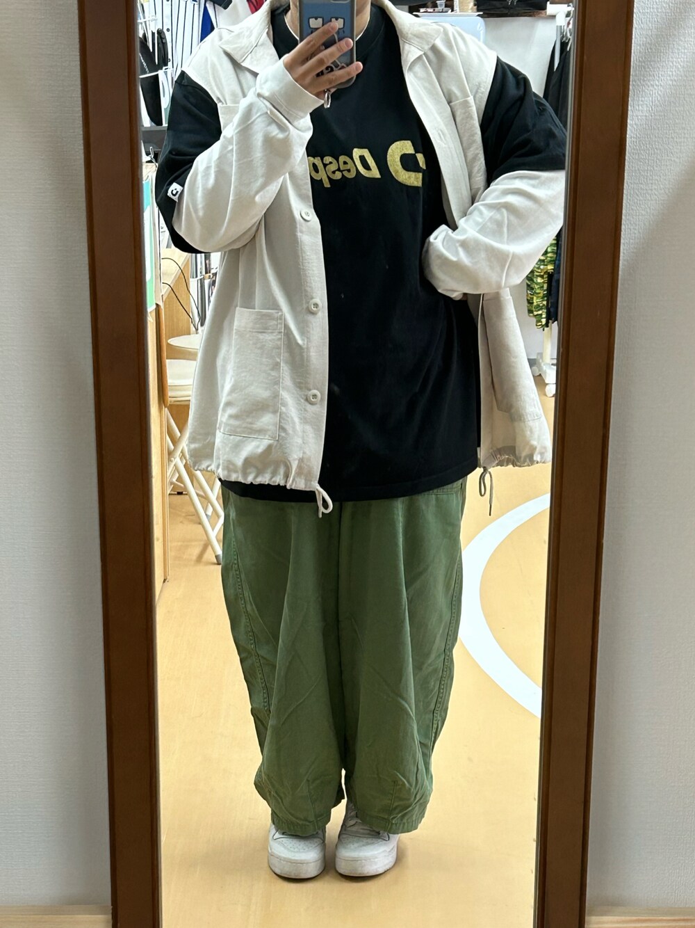 「niko and...のアイテム（カーゴパンツ、グリーン系）」を使った、いぬさん（レディース・156cm）の春コーディネートの1枚目の写真
