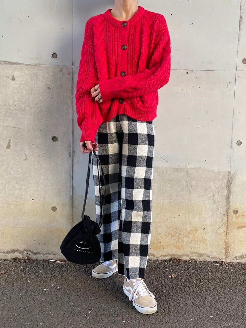 「オトナカジュアル、おしゃれさんと繋がりたい、GU、GUコーデ、チェックパンツ、ニットパンツ、カーディガン、ケーブルカーディガン、copine、コピン、巾着バッグ、赤ニット、VANS、スニーカー、私の推しブランド」｜「GUのアイテム（カーディガン/ボレロ、レッド系）」を使った、ikuさん（骨格ウェーブ・レディース・161cm）の冬コーディネートの1枚目の写真