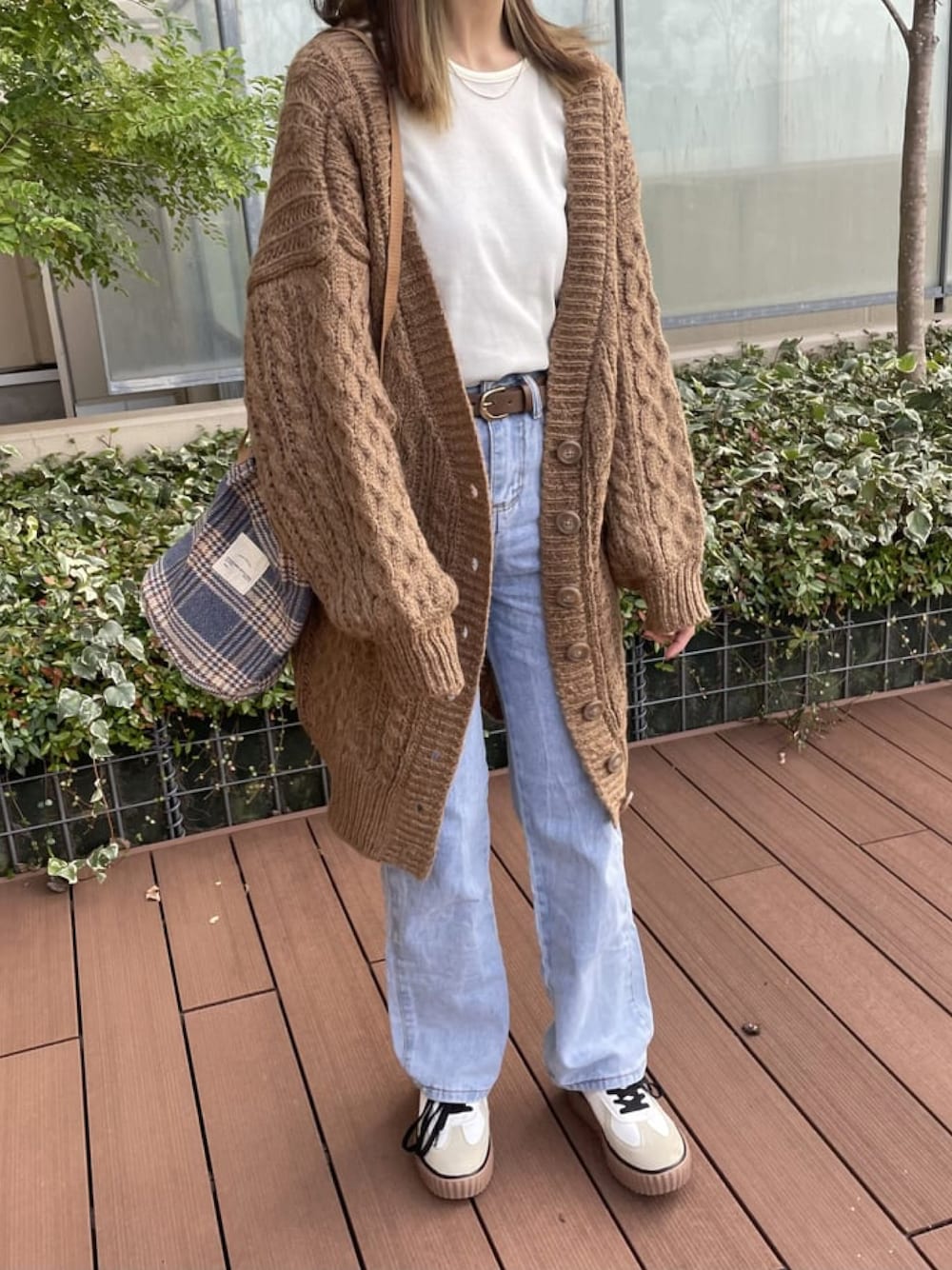 「シンプルコーデ、秋コーデ、ブラウン、休日コーデ、デニム、ロングカーディガン、カーディガン、ケーブルカーディガン、classicalelf、copine、プチプラコーデ、スニーカーコーデ、ミニバッグ、秋冬コーデ、キャメル」｜「copineのケーブルロングカーディガン（カーディガン/ボレロ、ブラウン系）」を使った、ikuさん（骨格ウェーブ・レディース・161cm）の秋コーディネートの1枚目の写真