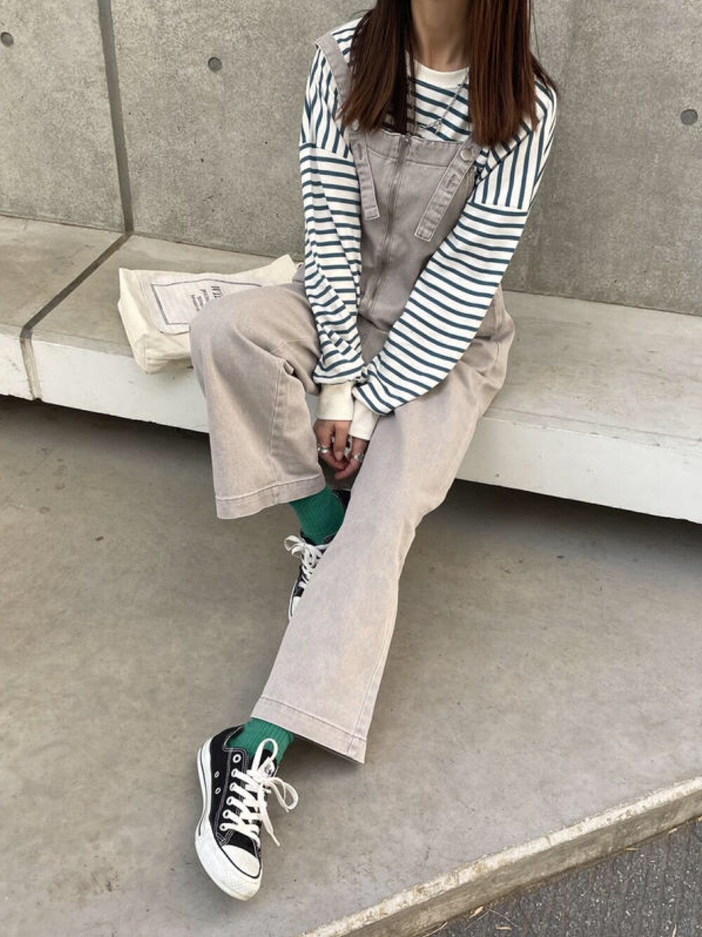 「春コーデ、オトナ女子、大人カジュアル、プチプラ、骨格ウェーブ、サロペット、ボーダー、reca、copine、converse、春、グリーン、グレー、デニムサロペット、パンツコーデ」｜「recaのボーダービッグプルオーバー（Tシャツ/カットソー、グリーン系）」を使った、ikuさん（レディース・161cm）の春コーディネートの1枚目の写真