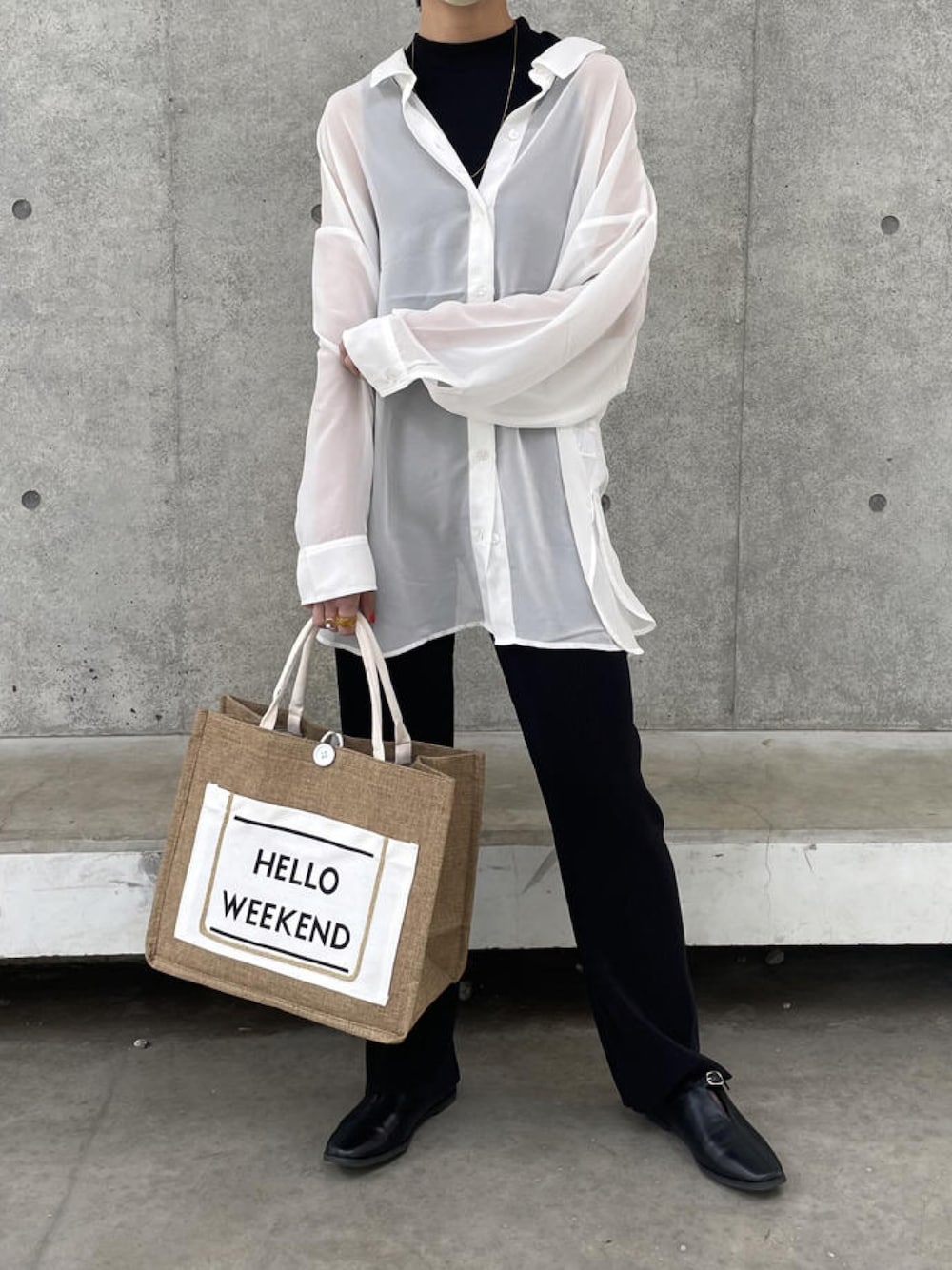 「春服デビュー宣言、春、シャツスタイル、シャツ、シースルー、プリーツパンツ、ジュートバッグ、ロゴバッグ、しまむら、copine、モノトーン、キレイめ、オトナ女子、おでかけコーデ、私の推しブランド」｜「copineのインナー付きシアーシャツ（ホワイト）（シャツ/ブラウス、ホワイト系）」を使った、ikuさん（骨格ウェーブ・レディース・161cm）の春コーディネートの1枚目の写真