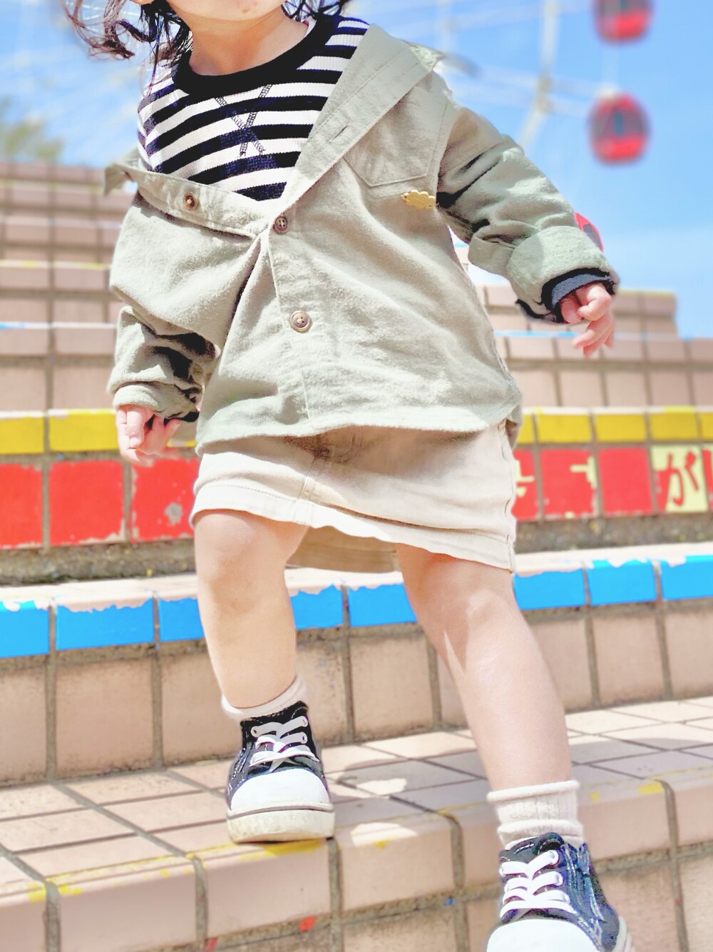 「ボーダー、黒、カーキ、キッズコーデ、おんなのこ」｜「西松屋のアイテム（Tシャツ/カットソー、その他）」を使った、miu さん（キッズ・90cm）の秋コーディネートの1枚目の写真