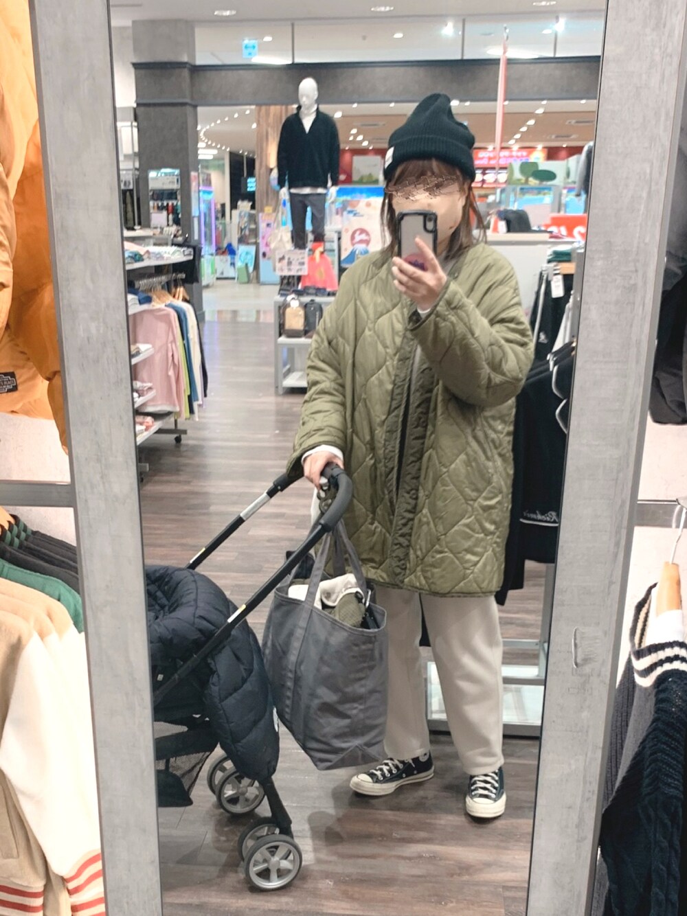 「UNIQLO、ママコーデ、ct70、チャックテイラー、THE NORTH FACE」｜「FREAK'S STOREのアイテム（ジャケット/アウター、グリーン系）」を使った、mauさん（レディース・163cm）の冬コーディネートの1枚目の写真