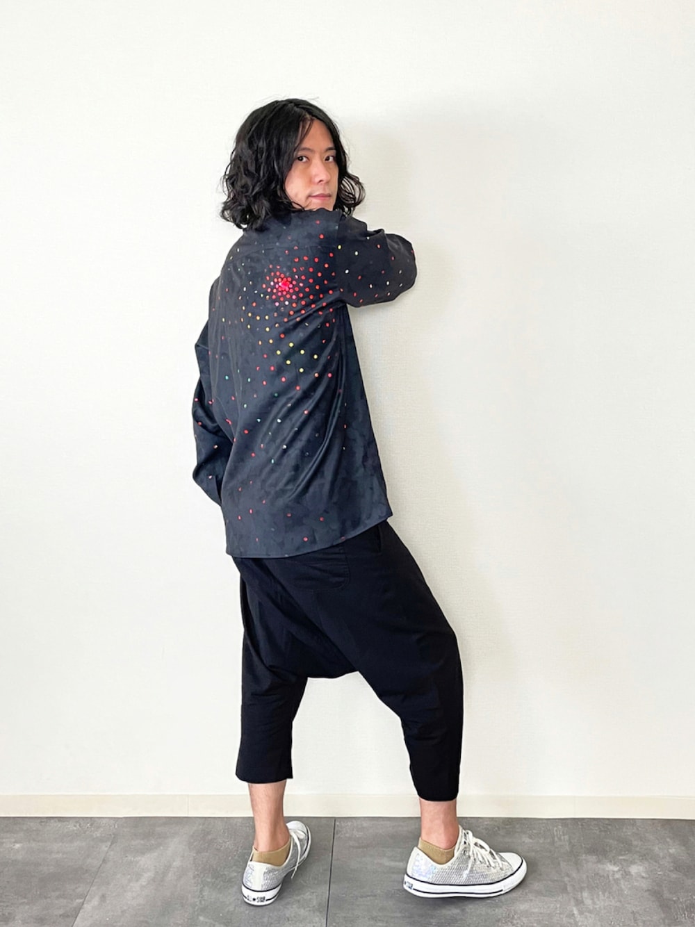 シルバー系のスニーカー、ブラック系のその他パンツ、ブラック系のシャツ/ブラウスを着用したメンズの夏コーディネートの1枚目の写真