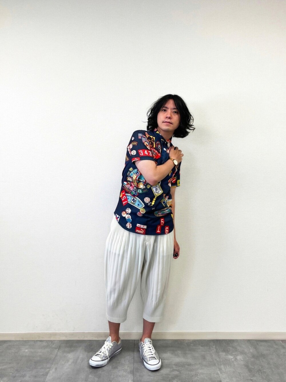 「柄シャツ、プリーツパンツ、MIHARAYASUHIRO、PUMA、メタリックシューズ、白パンツ、ポロシャツ」｜「MIHARAYASUHIROのアイテム（ポロシャツ、その他）」を使った、柄シャツのサトシ🌻さん（メンズ・169cm）の夏コーディネートの1枚目の写真