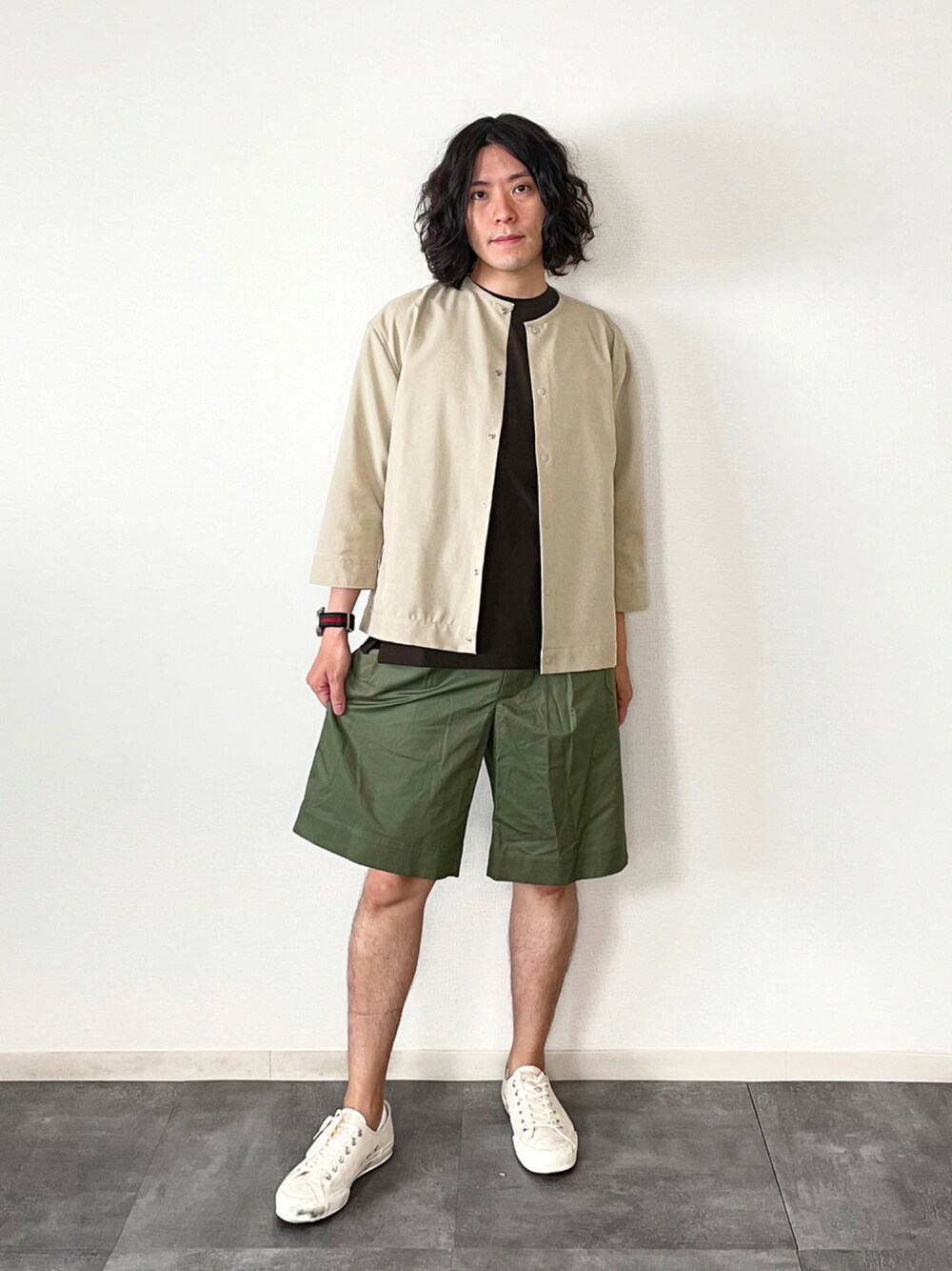 「ショートパンツ、白スニーカー、ノーカラージャケット、MACKINTOSH、HARE、GUCCI」｜「HAREのアイテム（ジャケット/アウター、ベージュ系）」を使った、柄シャツのサトシ🌻さん（メンズ・169cm）の夏コーディネートの1枚目の写真