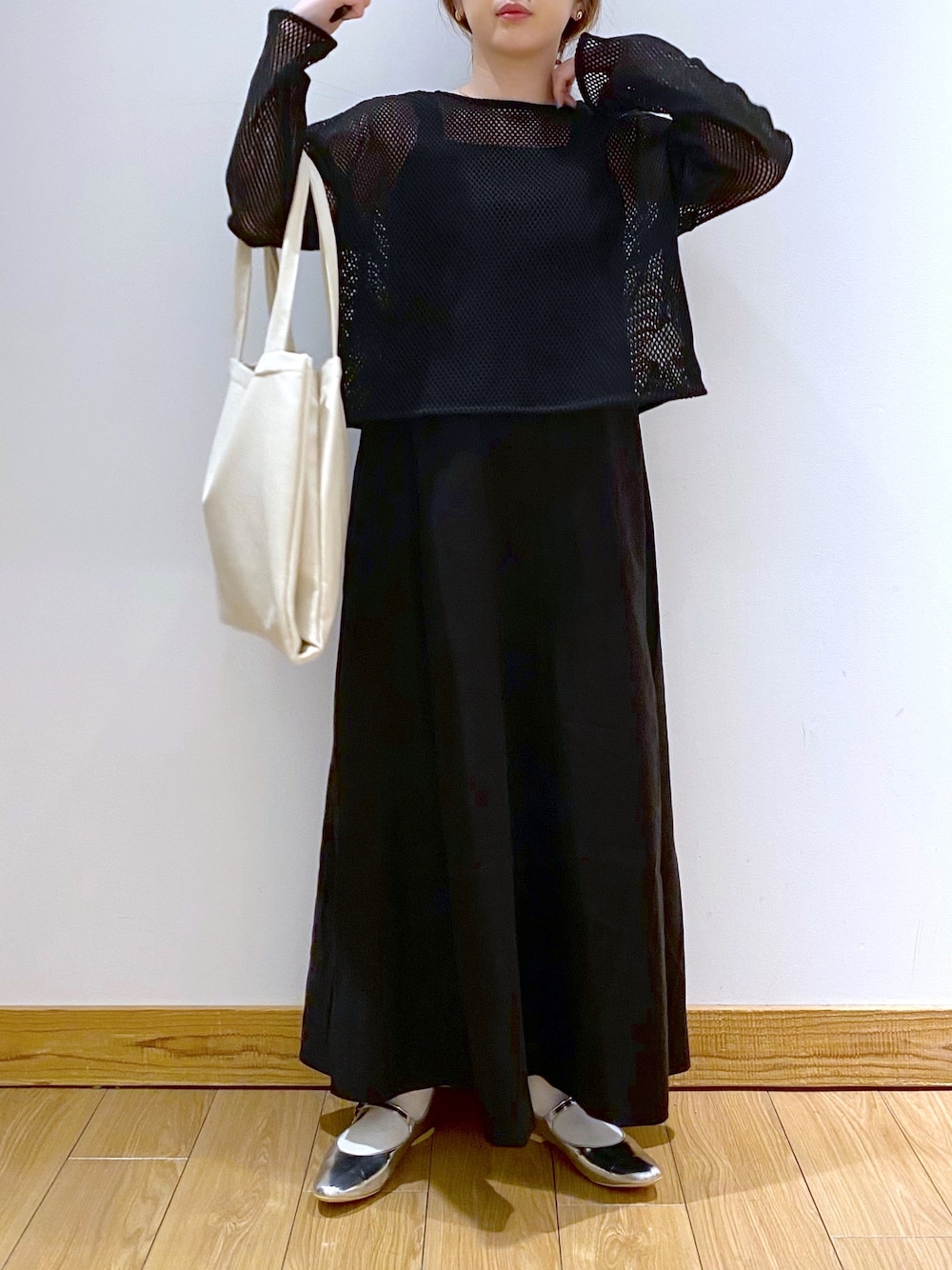 ブラック系のカーディガン/ボレロ、ブラック系のワンピース/ドレス、シルバー系のシューズを着用したレディースの春コーディネートの1枚目の写真