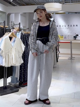 「LOWRYS FARM（ローリーズファーム）のスタイルＵＰクロスカップキャミ　100757（Tシャツ/カットソー、ブラック系）」を使った、かおぽ  さん（レディース・159cm）の春コーディネート
