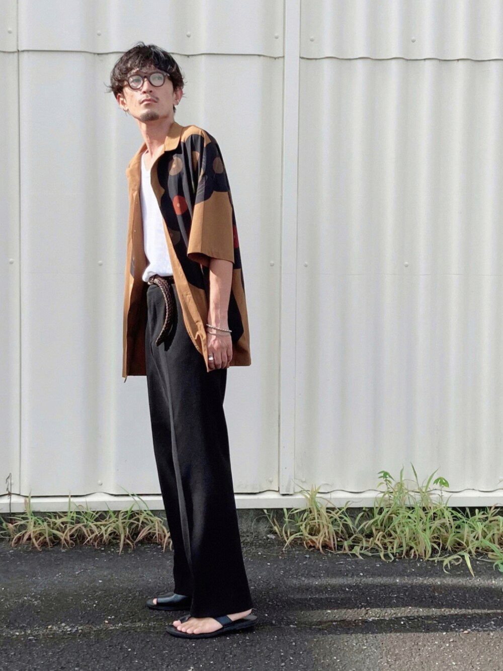 ブラック系のサンダル、ブラウン系のシャツ/ブラウス、ブラック系のメガネを着用したメンズの夏コーディネートの1枚目の写真