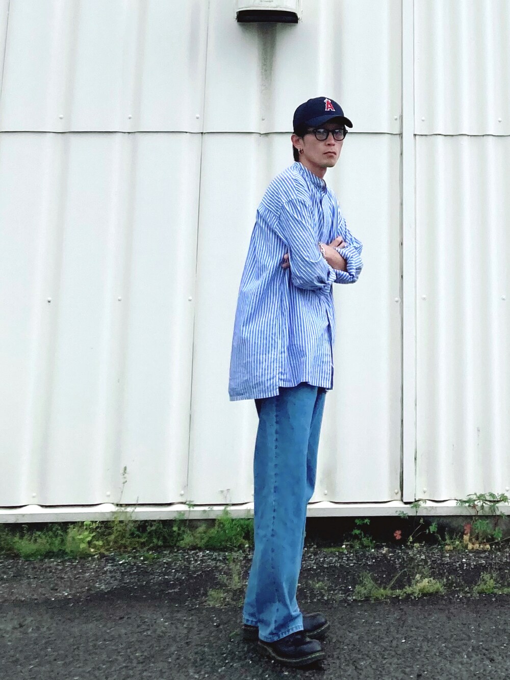 「プチプラ、シンプルコーデ、メンズファッション、Dr.Martens、シャツスタイル、ストライプシャツ、デニム、デニムパンツ、ワイドパンツ、大人カジュアル、革靴、サングラス、キャップ、ロールアップ、ストリート」｜「shady character ARNIEのアイテム（サングラス、パープル系）」を使った、SHUSKさん（メンズ・178cm）の春コーディネートの1枚目の写真