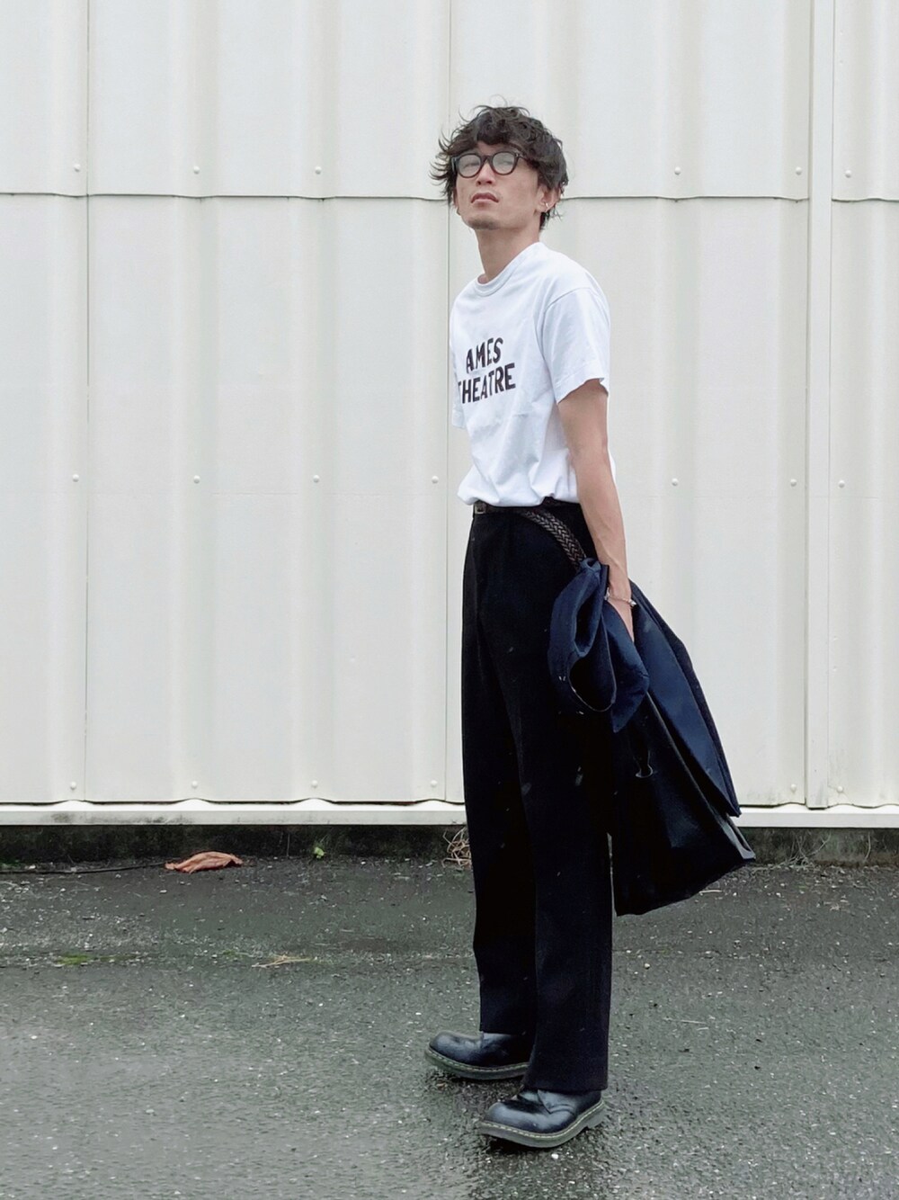 「大人カジュアル、フレアパンツ、タックイン、おしゃれさんと繋がりたい、秋トレンド2021、韓国ファッション、黒縁メガネ、ロゴT、ドクターマーチン3ホール、スラックス、秋服、休日スタイル、きれいめカジュアル、モノトーン、ノーカラージャケット」｜「Dr. Martensの＜Dr.Martens（ドクターマーチン）＞ THICKSOLE 3EYE/シューズ（その他シューズ、ブラック系）」を使った、SHUSKさん（メンズ・178cm）の秋コーディネートの1枚目の写真