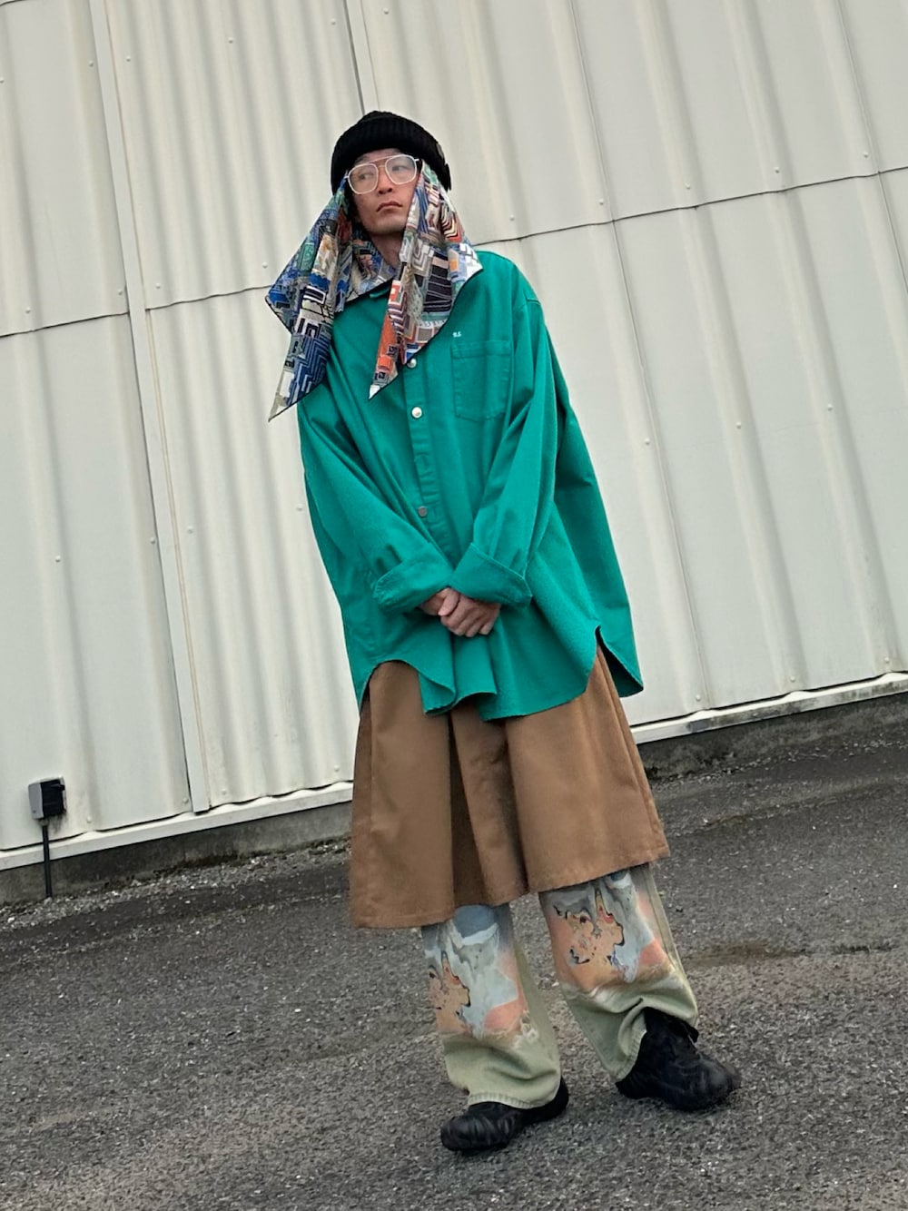 「冬コーデ、デニムジャケット、スカート、デニムパンツ、スニーカー、メガネ男子、オーバーサイズ、スカーフ、ニット帽、レイヤードスタイル、大人カジュアル、メンズファッション、マイベストコーデ2024、クリスマスに着たい服、グリーン」｜「RAF SIMONSのアイテム（デニムジャケット、グリーン系）」を使った、SHUSKさん（メンズ・178cm）の冬コーディネートの1枚目の写真