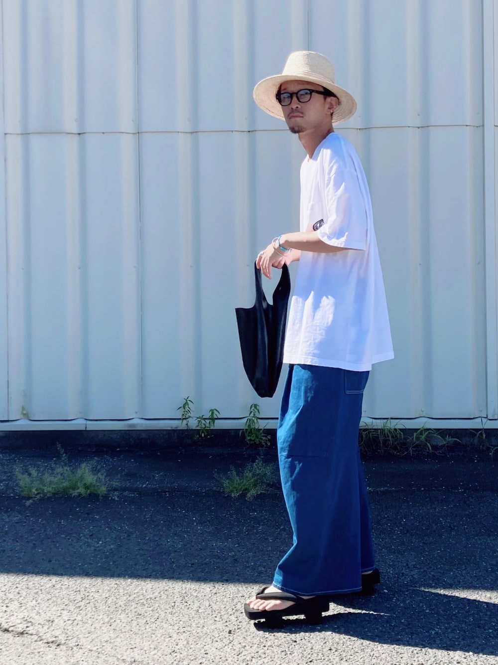 「UNIQLO、オーバーサイズ、ストリート、厚底シューズ、レザー、ワイドパンツ、カラーパンツ、オトナカジュアル、夏コーデ、ハット、下駄、サングラス、白Tシャツ、おしゃれさんと繋がりたい、麦わら帽子」｜「Johnbullの【rebear by Johnbull】メキシカンハット（ハット、ベージュ系）」を使った、SHUSKさん（メンズ・178cm）の秋コーディネートの1枚目の写真