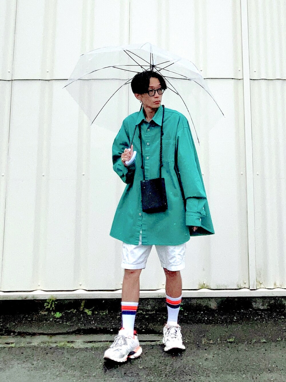 「UNIQLO、おしゃれさんと繋がりたい、きれいめカジュアル、デニムジャケット、オーバーサイズ、ミニバッグ、ショーツ、カラーソックス、大人カジュアル、雨の日コーデ、メガネ男子、サングラス、休日コーデ、夏コーデ、スニーカーコーデ」｜「RAF SIMONSのアイテム（デニムジャケット、グリーン系）」を使った、SHUSKさん（メンズ・178cm）の夏コーディネートの1枚目の写真