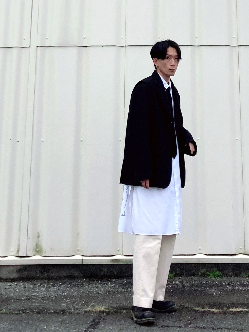 「ジャケット、ネクタイ、大人カジュアル、スラックス、ロングシャツ、DrMartens、きれいめカジュアル、休日コーデ、冬コーデ、モノトーン、おしゃれさんと繋がりたい、韓国ファッション、ootd、キレイめ、革靴」｜「steinのアイテム（テーラードジャケット、ブラック系）」を使った、SHUSKさん（メンズ・178cm）の冬コーディネートの1枚目の写真