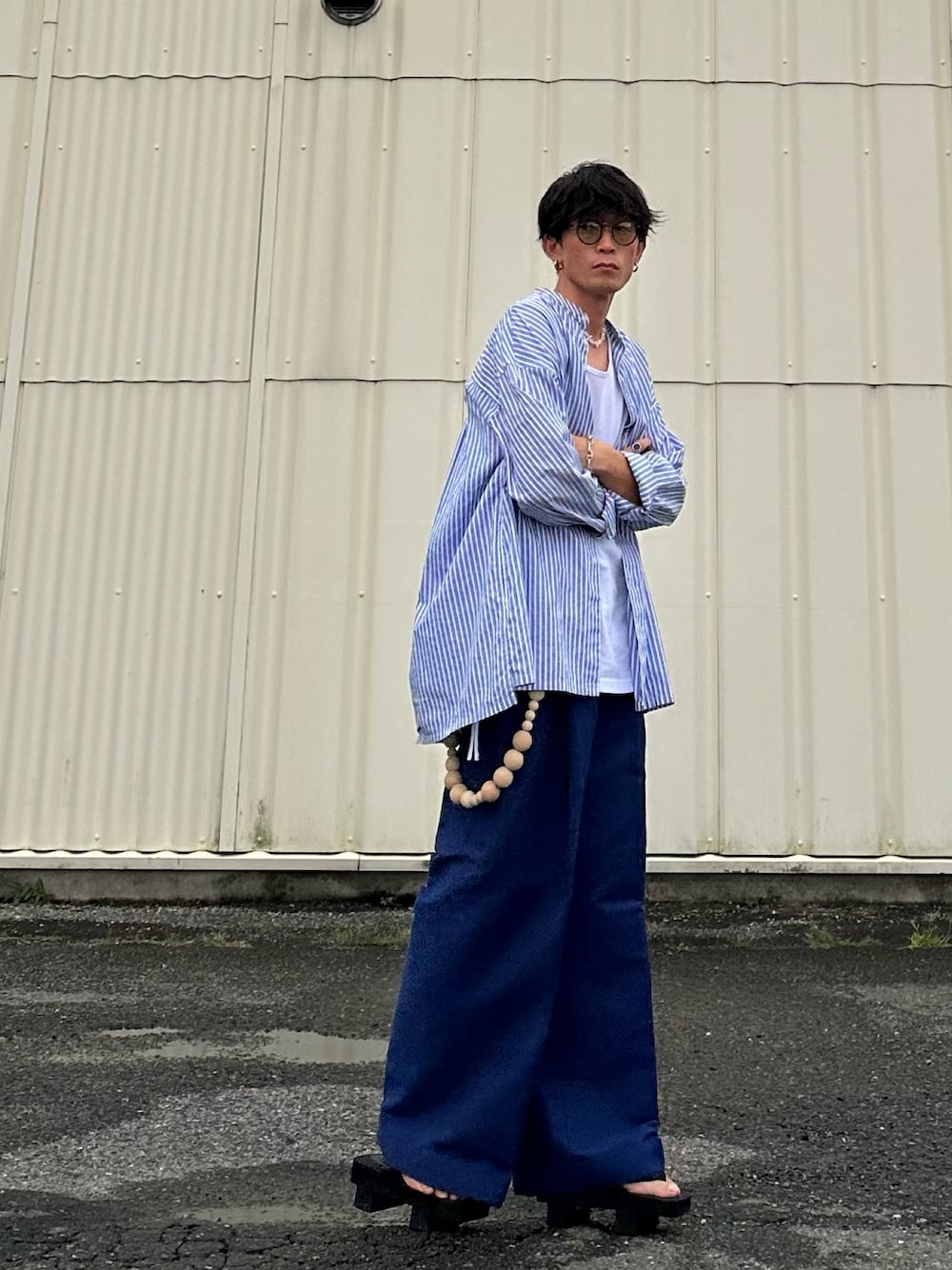 「秋服まるっと大公開、大人コーデ、休日スタイル、大人カジュアル、スラックス、下駄、秋コーデ、シャツスタイル、ストライプシャツ、NODZOKU、サングラス、きれいめカジュアル、秋服準備はじめました、ワイドパンツ、ブルー」｜「shiki tokyoのSidecode Layered Long Tanktop / サイドコードレイヤードロングタンクトップ（タンクトップ、ホワイト系）」を使った、SHUSKさん（メンズ・178cm）の秋コーディネートの1枚目の写真