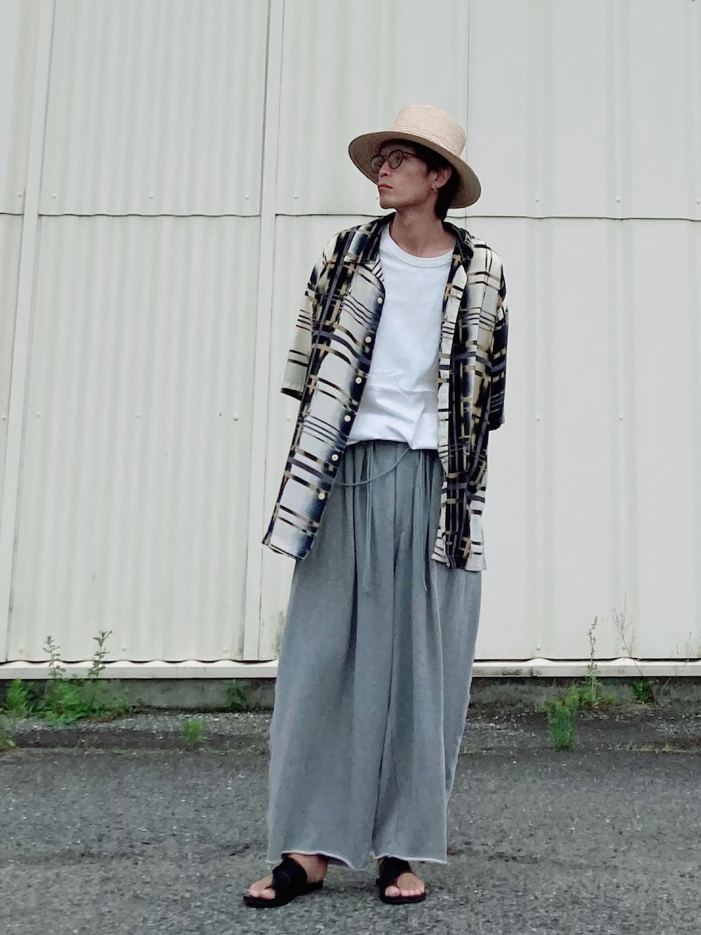 「柄シャツ、麦わら帽子、白Tシャツ、スウェット、スウェットパンツ、ワイドパンツ、オーバーサイズ、大人カジュアル、サングラス、夏コーデ、シンプルコーデ、休日スタイル、タックイン、下駄、淡色コーデ」｜「Johnbullの【rebear by Johnbull】メキシカンハット（ハット、ベージュ系）」を使った、SHUSKさん（メンズ・178cm）の夏コーディネートの1枚目の写真
