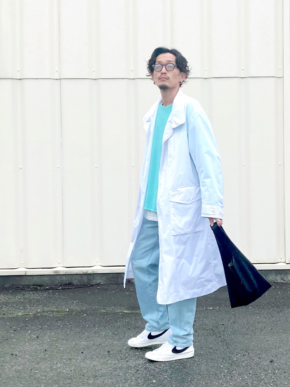 「スウェット、デニム、NIKE、UNIQLO、サングラス、レイヤードスタイル、ロングコート、大人カジュアル、休日スタイル、デニムパンツ、春色、レザーバッグ、プチプラコーデ、オトナカジュアル、お洒落さんとつながりたい」｜「NIKEのナイキ ブレーザー MID '77 ビンテージ シューズ / スニーカー / Nike Blazer Mid '77 Vintage Shoe（スニーカー、ホワイト系）」を使った、SHUSKさん（メンズ・178cm）の秋コーディネートの1枚目の写真