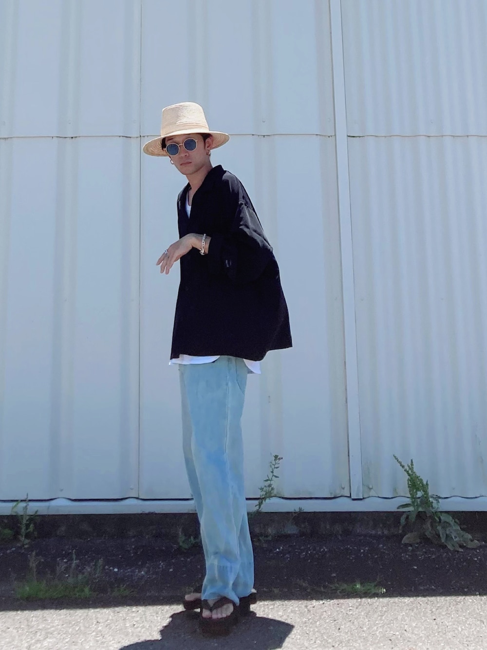 ブラック系のシャツ/ブラウス、ブルー系のデニムパンツ、ブラック系のその他シューズを着用したメンズの夏コーディネートの1枚目の写真