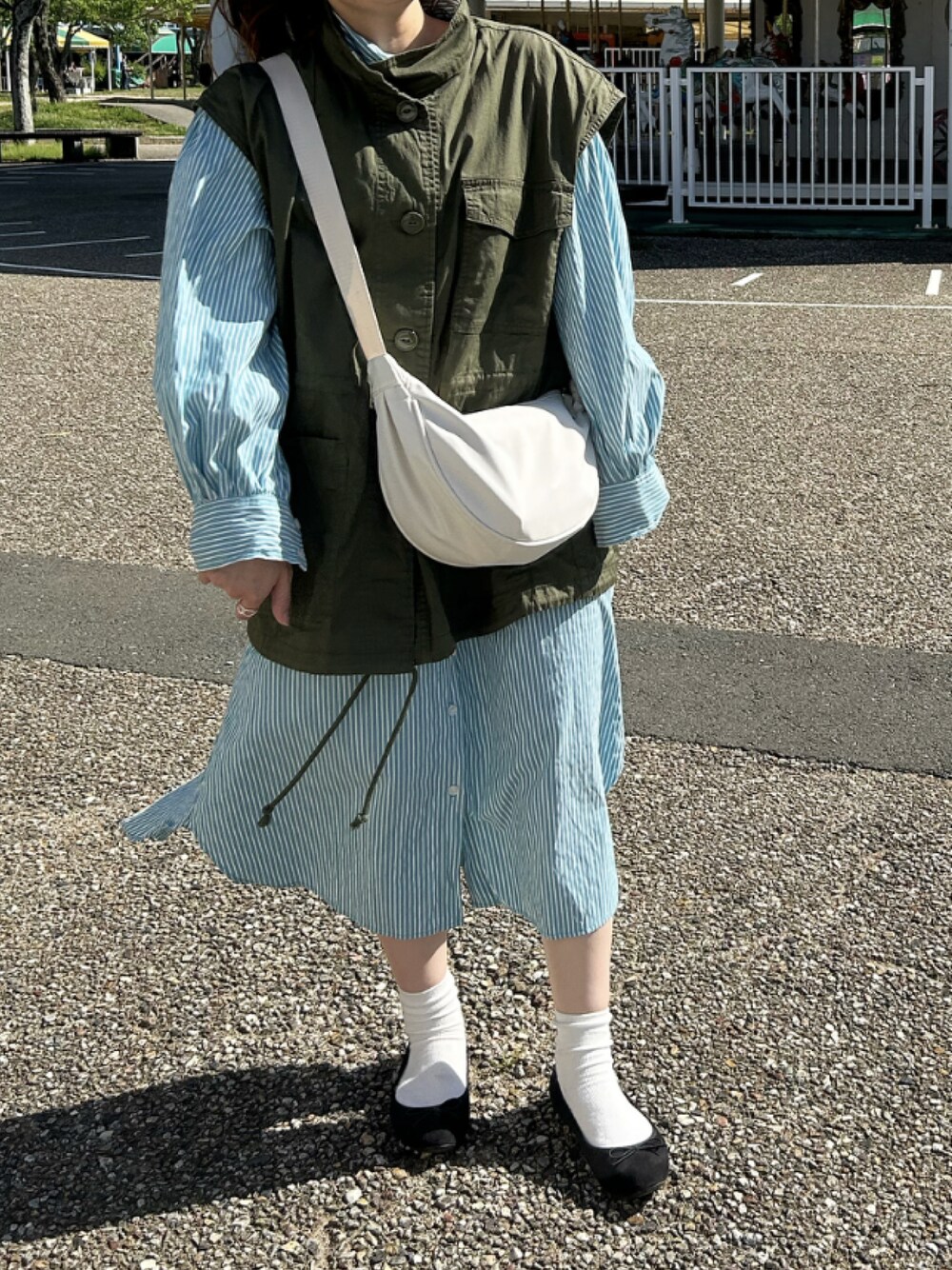 「ワンヒース、ストライプワンピース、ベスト、カーキ、カジュアルコーデ、お洒落さんとつながりたい、低身長女子、今日のコーデ」｜「tiptopのミリタリーベスト（ベスト、グリーン系）」を使った、yunさん（レディース・145cm）の夏コーディネートの1枚目の写真
