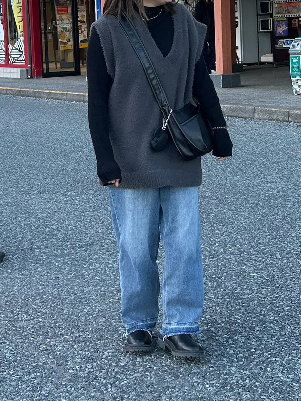 「プチプラ、しまむら、低身長女子、おしゃれさんと繋がりたい、ニットベスト、デニム、シンプルコーデ」｜「GUのアイテム（シューズ、ブラック系）」を使った、yunさん（レディース・145cm）の冬コーディネートの1枚目の写真