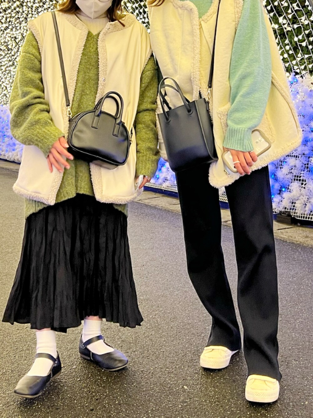 「シンプル、ベスト、ボアベスト、Kastane、LOWRYS FARM、冬のコーデ、おしゃれさんと繋がりたい」｜「LOWRYS FARMの２ＷＡＹミニボストンバッグ　958286（ボストンバッグ、ブラック系）」を使った、yunさん（レディース・145cm）の冬コーディネートの1枚目の写真