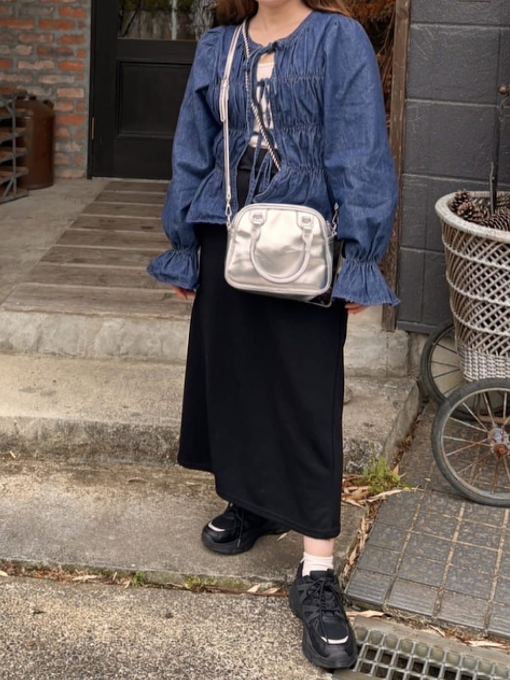 「シンプルスタイル、デニムコーデ、グレイル、スニーカーコーデ、おしゃれさんと繋がりたい、低身長コーデ」｜「GRLのアイテム（トップス、ブルー系）」を使った、yunさん（レディース・145cm）の春コーディネートの1枚目の写真