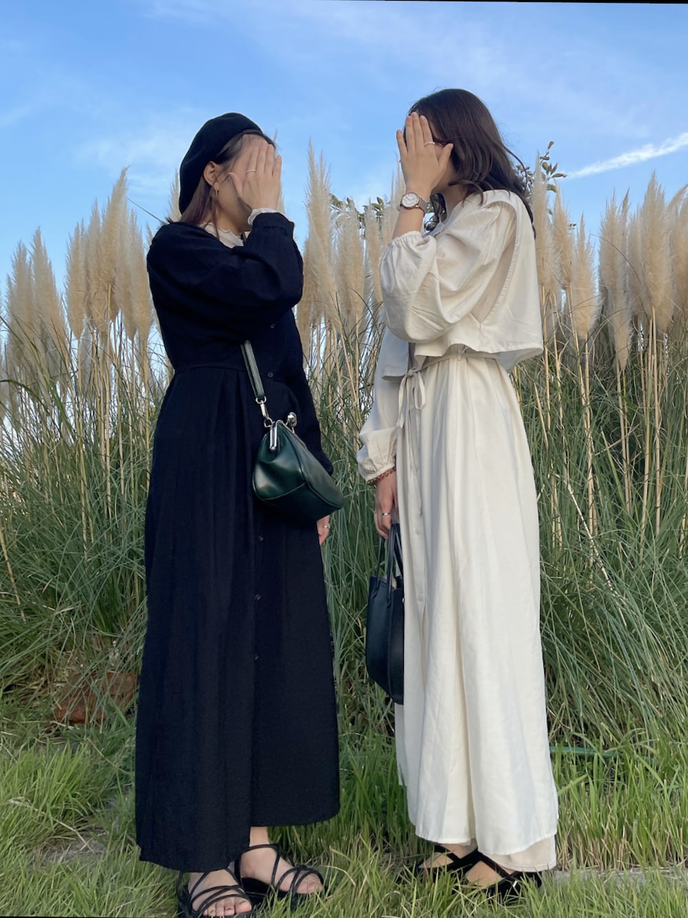 「秋服、モノトーン、シミラールック、プチプラ、ワンピース、おしゃれさんと繋がりたい、低身長」｜「LOWRYS FARMのレイヤードベスト２Ｐワンピース　215413（ワンピース、ホワイト系）」を使った、yunさん（レディース・145cm）の秋コーディネートの1枚目の写真