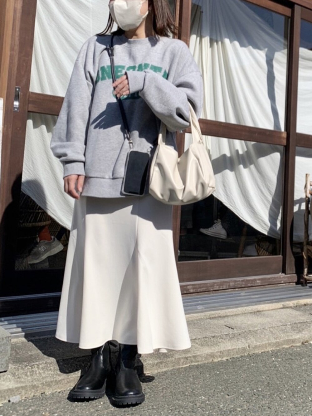 「秋冬コーデ、プチプラ、シンプルコーデ、おしゃれさんと繋がりたい、マーメイドスカート、低身長、スウェット」｜「LAKOLEのツイストハンドルショルダーバッグ / 123070（ショルダーバッグ、ホワイト系）」を使った、yunさん（レディース・145cm）の秋コーディネートの1枚目の写真