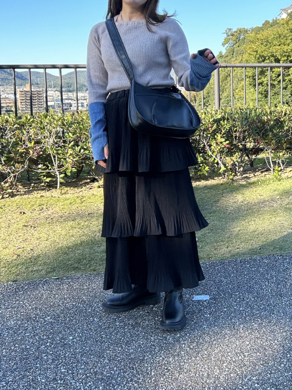 「シンプルスタイル、低身長コーデ、Kastane、おしゃれさんと繋がりたい、ブーツ、スカート」｜「Kastaneの【2023AWカタログ掲載/新色追加】袖配色アメスリリブニット（ニット/セーター、ホワイト系）」を使った、yunさん（レディース・145cm）の秋コーディネートの1枚目の写真
