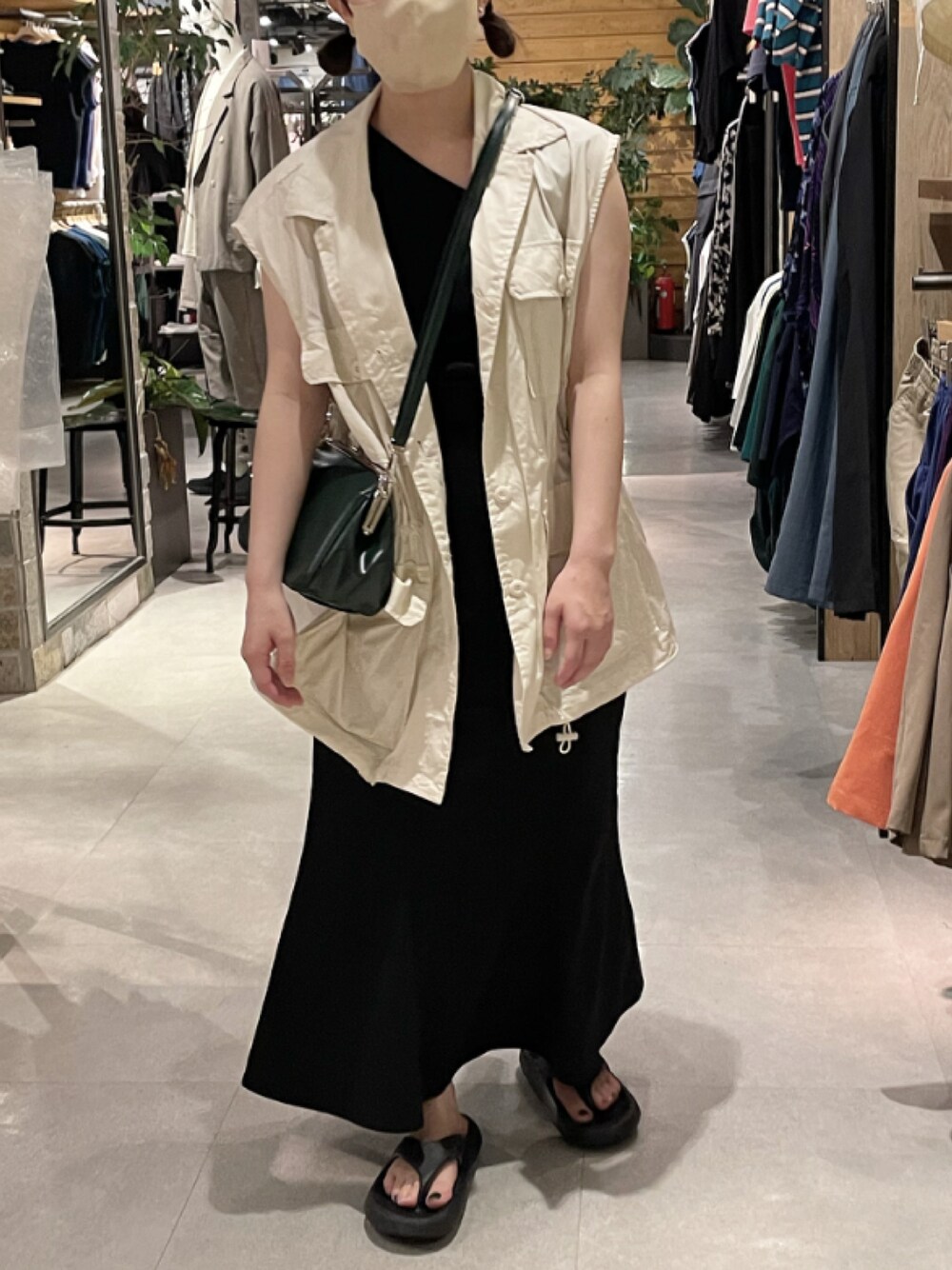 「低身長コーデ、お洒落さんとつながりたい、ベスト、プチプラ、ブラック、ワントーン」｜「3coinsのクッショントングサンダル（サンダル、ブラック系）」を使った、yunさん（レディース・145cm）の夏コーディネートの1枚目の写真