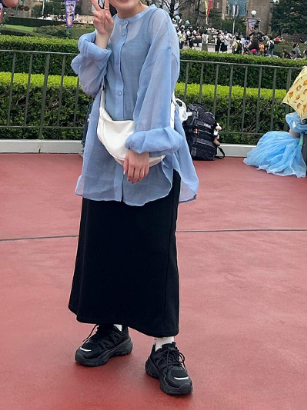 「秋、ディズニーコーデ、低身長女子、おしゃれさんと繋がりたい、シンプル、プチプラ、タイトスカート、シアーシャツ」｜「GUのアイテム（スニーカー、ブラック系）」を使った、yunさん（レディース・145cm）の秋コーディネートの1枚目の写真